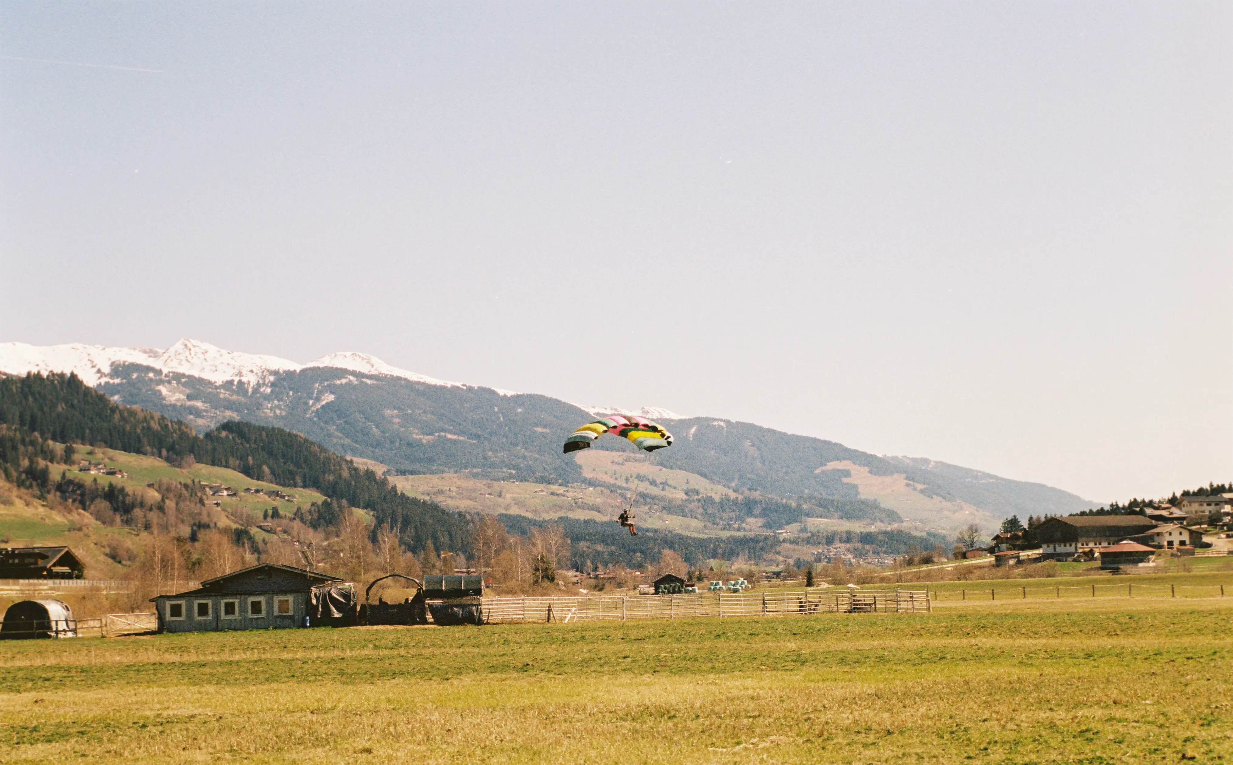 Retro Paragleiter kurz vor Landung im Pinzgau