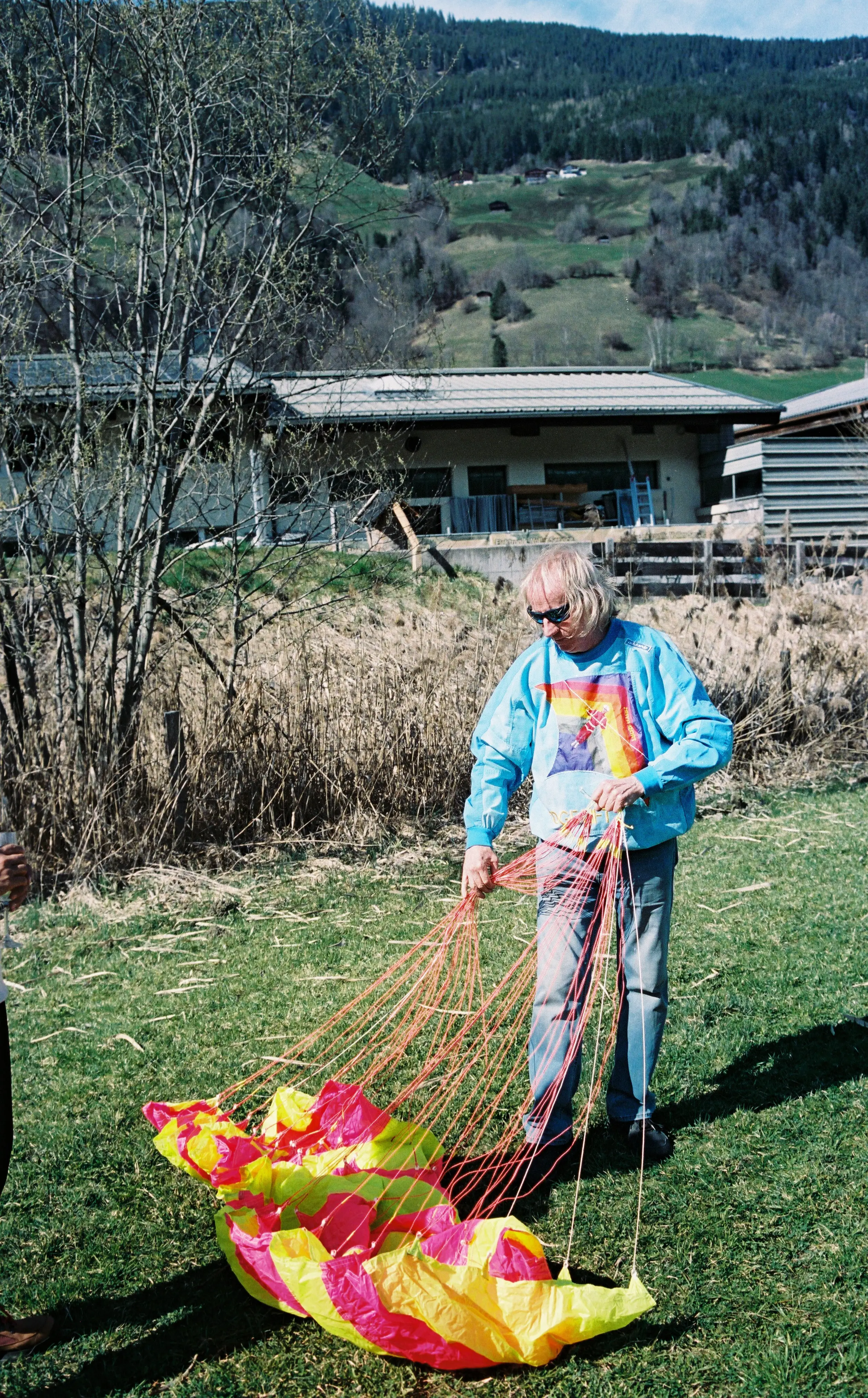 Paragleit- und Drachen- Pilot Mike Koidl sortiert Leinen seines Retro Gleitschirms