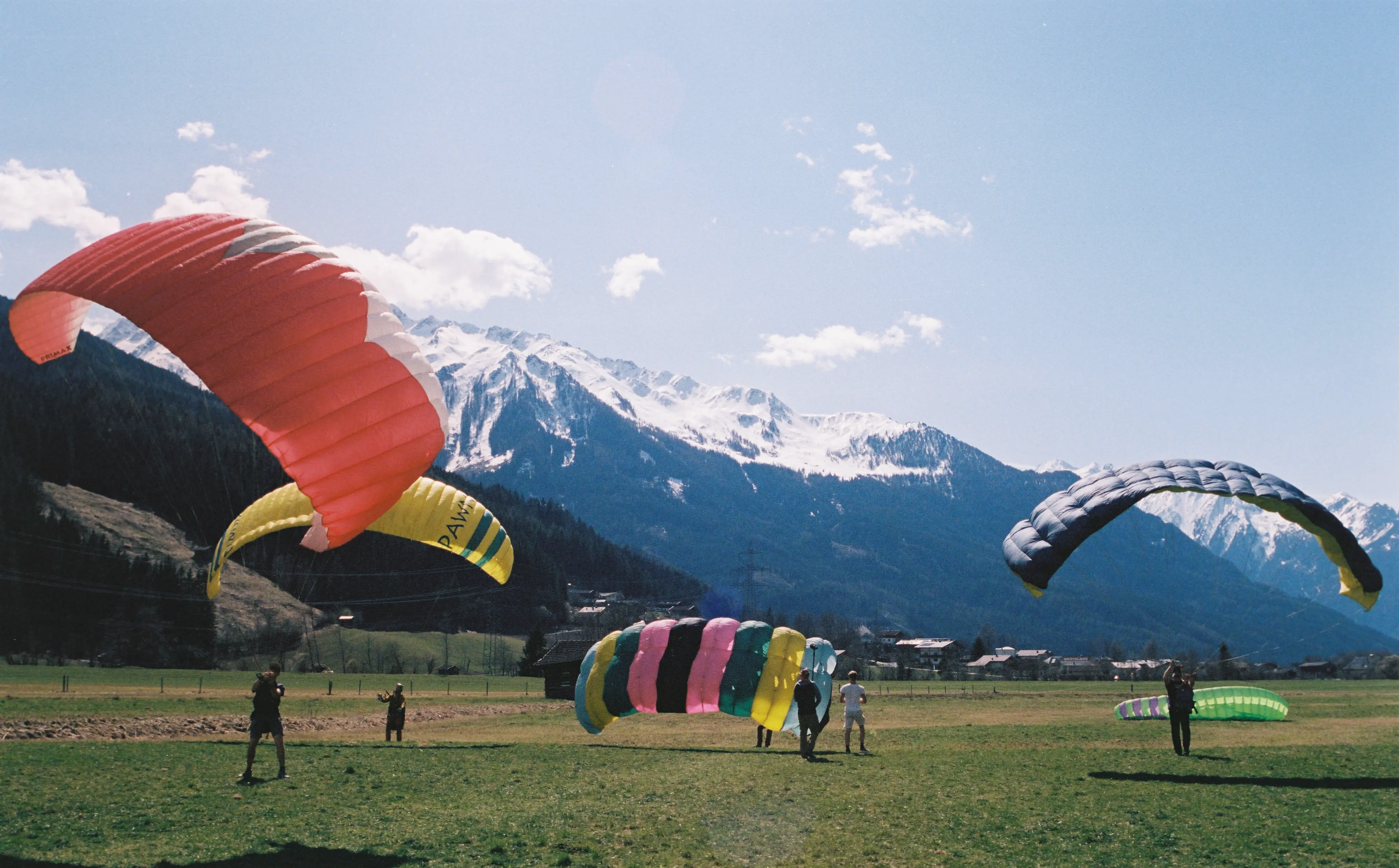 Retro Gleitschirme beim Groundhandling am Landeplatz der Flugschule Pinzgau