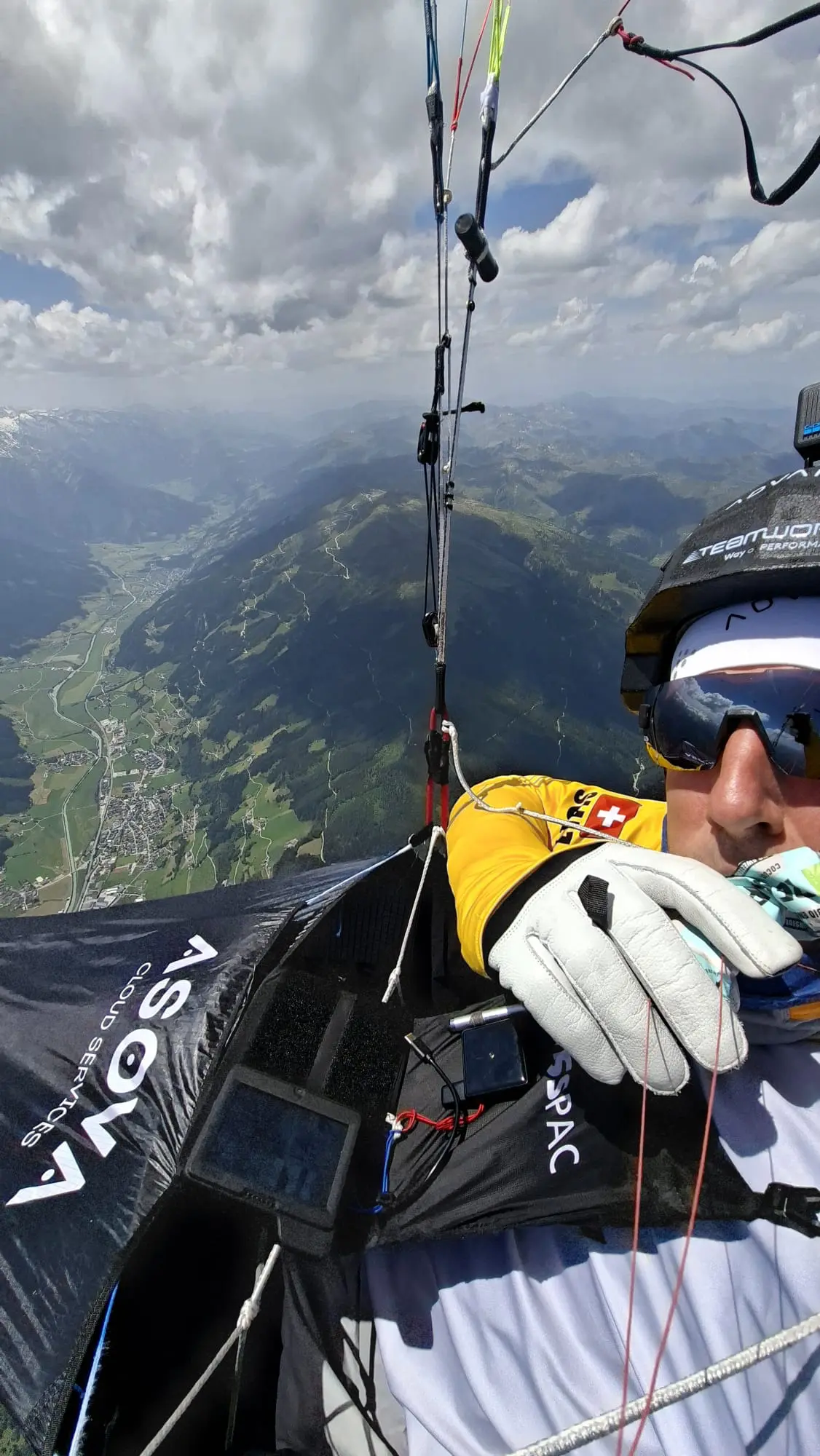Chrigel Maurer Selfie paragleiten über Pinzgau